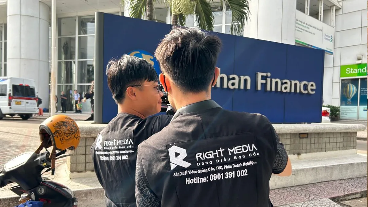 Ê-kíp Right Media chuẩn bị máy quay tại văn phòng Shinhan Finance