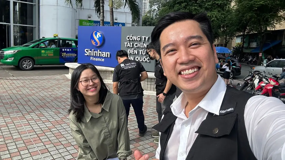 Ê-kíp và khách hàng trao đổi trong lúc dựng góc máy