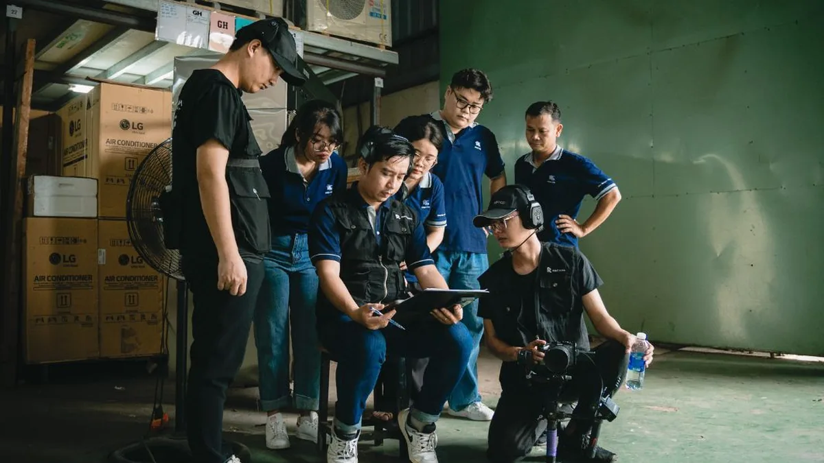 Ê-kíp Right Media trao đổi góc máy với khách hàng Đoàn Gia