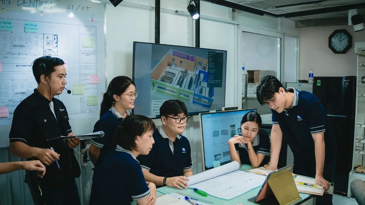 Ê-kíp ghi hình tại văn phòng Đoàn Gia