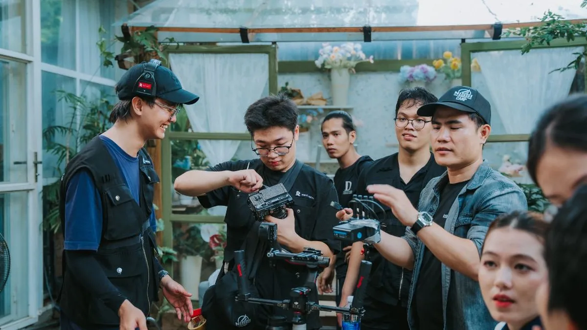 Ê-kíp Right Media cùng máy quay trong xưởng CJ Foods
