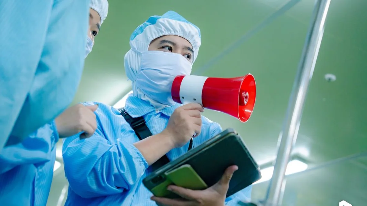 Ê-kíp mặc đồ bảo hộ theo quy định vệ sinh an toàn thực phẩm
