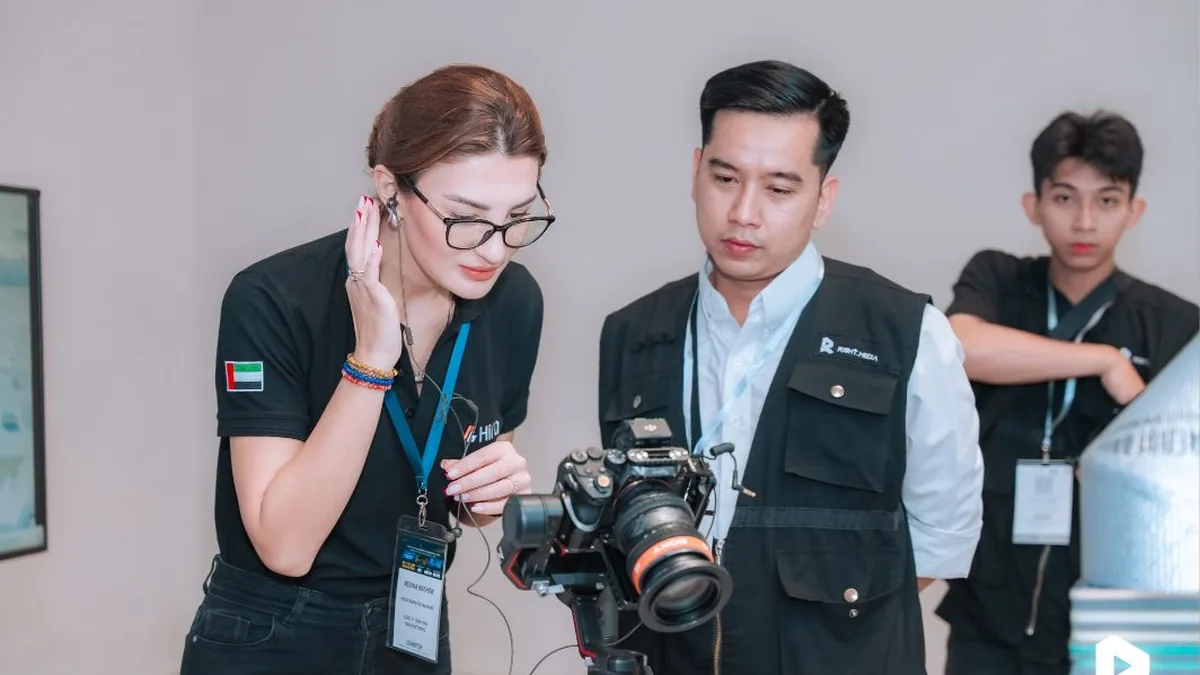 Ê-kíp Right Media trao đổi với đại diện HIRA Vietnam khi ghi hình