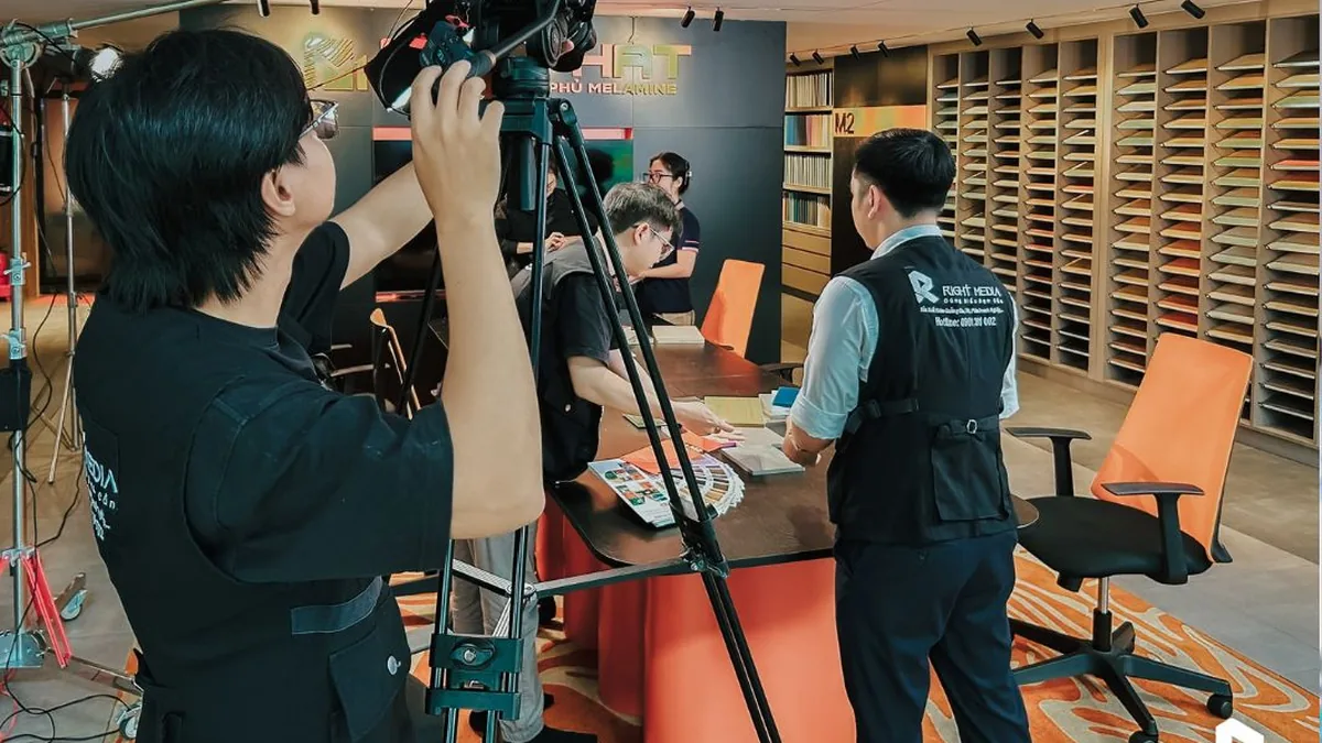 Set up the setup and choose the camera angle for filming the sample of Moc Phat wood panels.