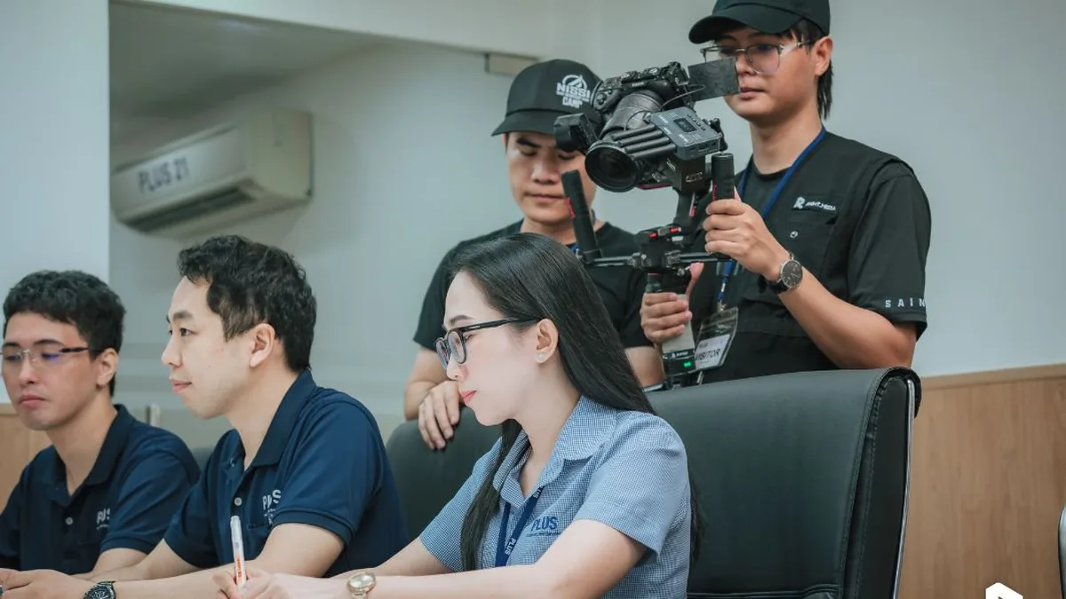 Ê-kíp quay cuộc họp ở cả góc toàn và góc cận