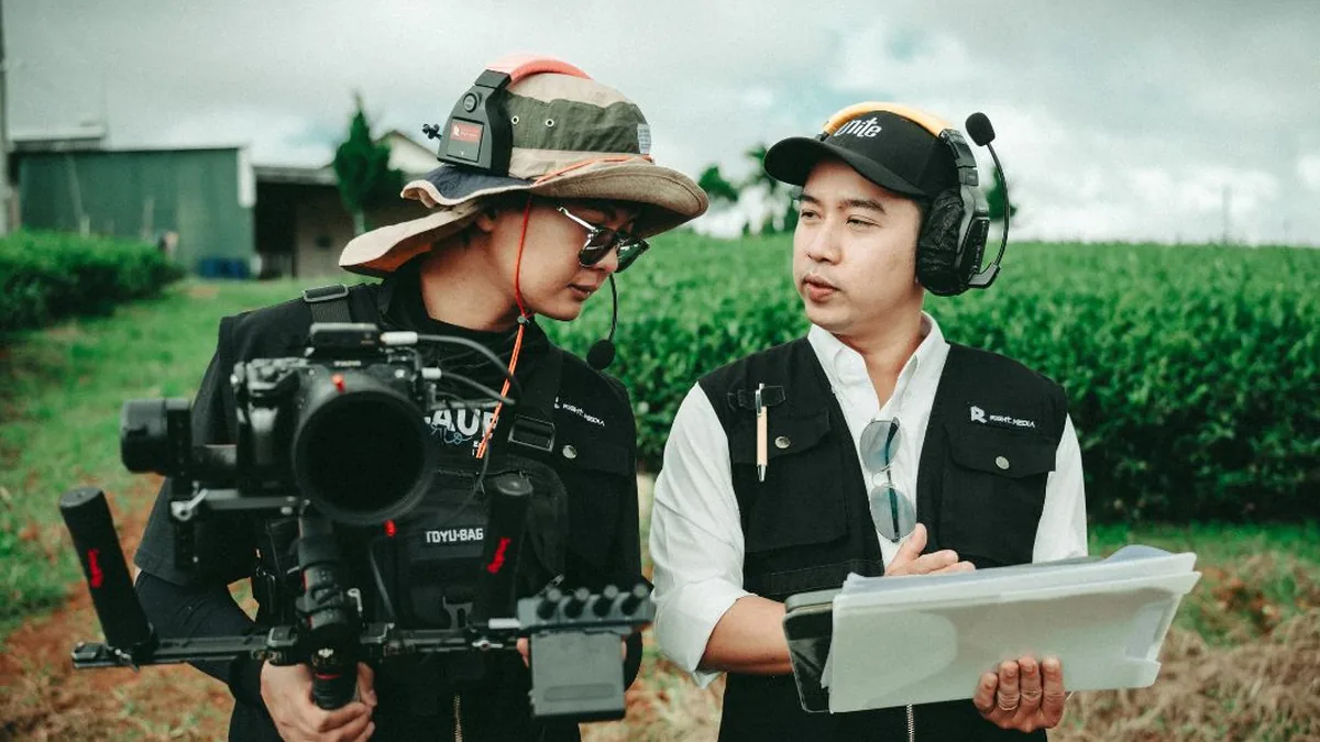 Ê-kíp Right Media trao đổi với khách hàng Phú Mỹ trước buổi quay