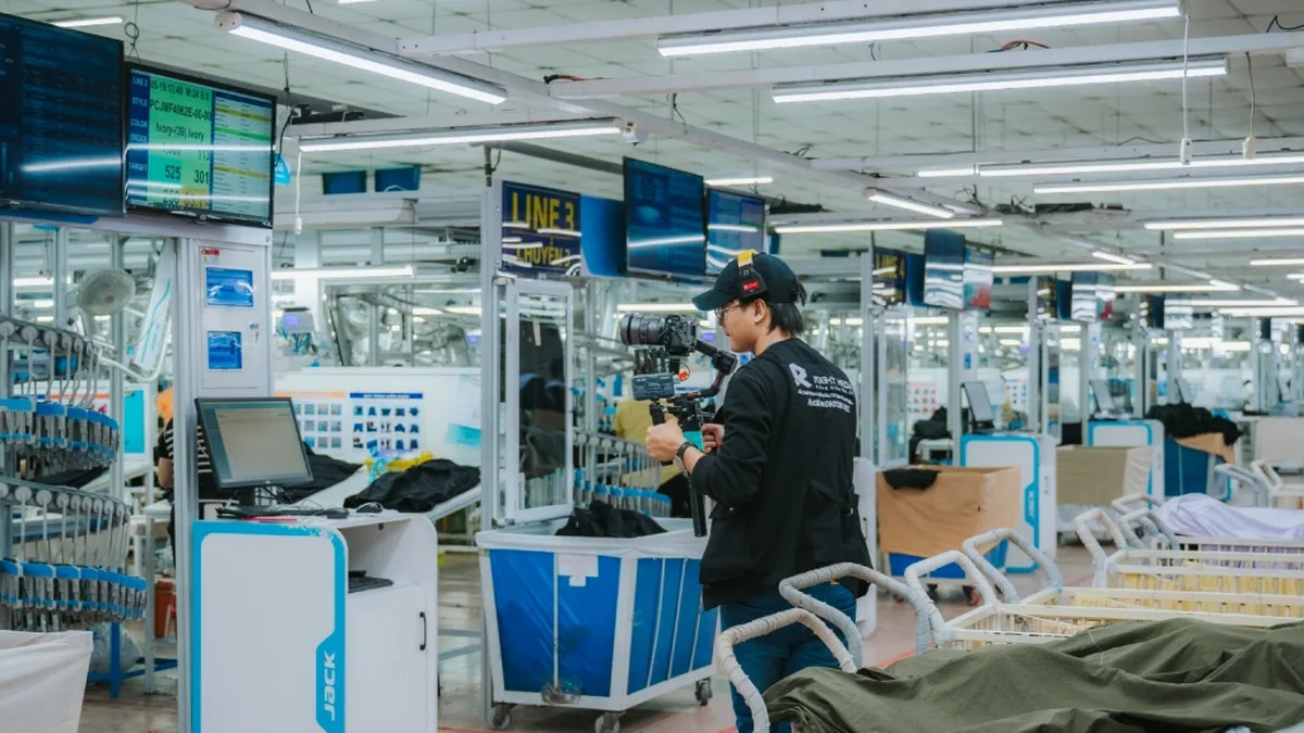 Ghi hình dây chuyền may tại nhà máy Dệt may Thành Công