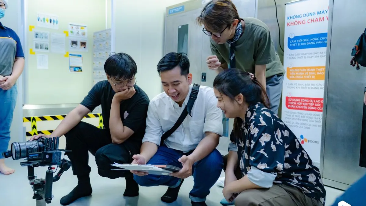 Right Media and representatives from CJ FOODS Vietnam review the footage.