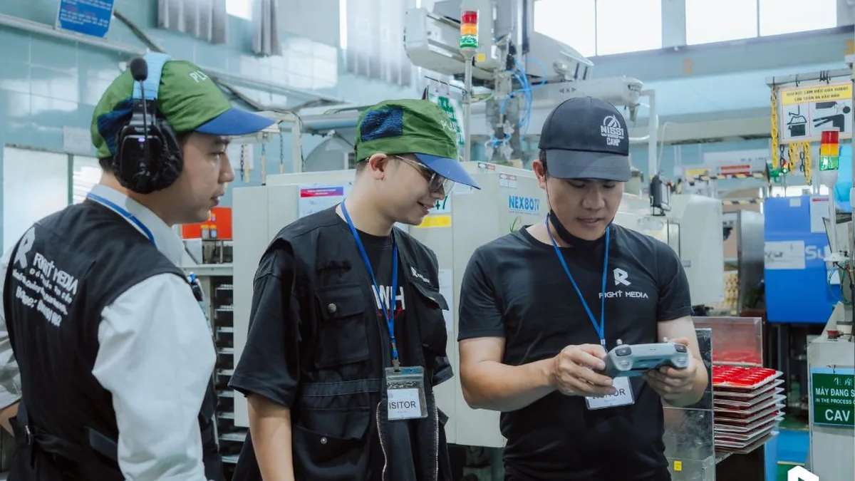 Ekip Right Media đang xem hình ảnh thu được từ flycam