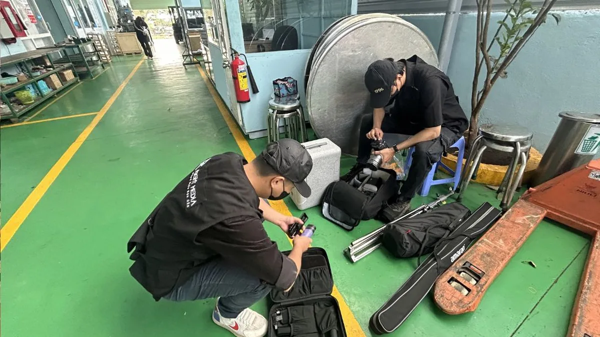 Right Media chuẩn bị máy móc thiết bị cho buổi quay hình trực tiếp tại nhà máy