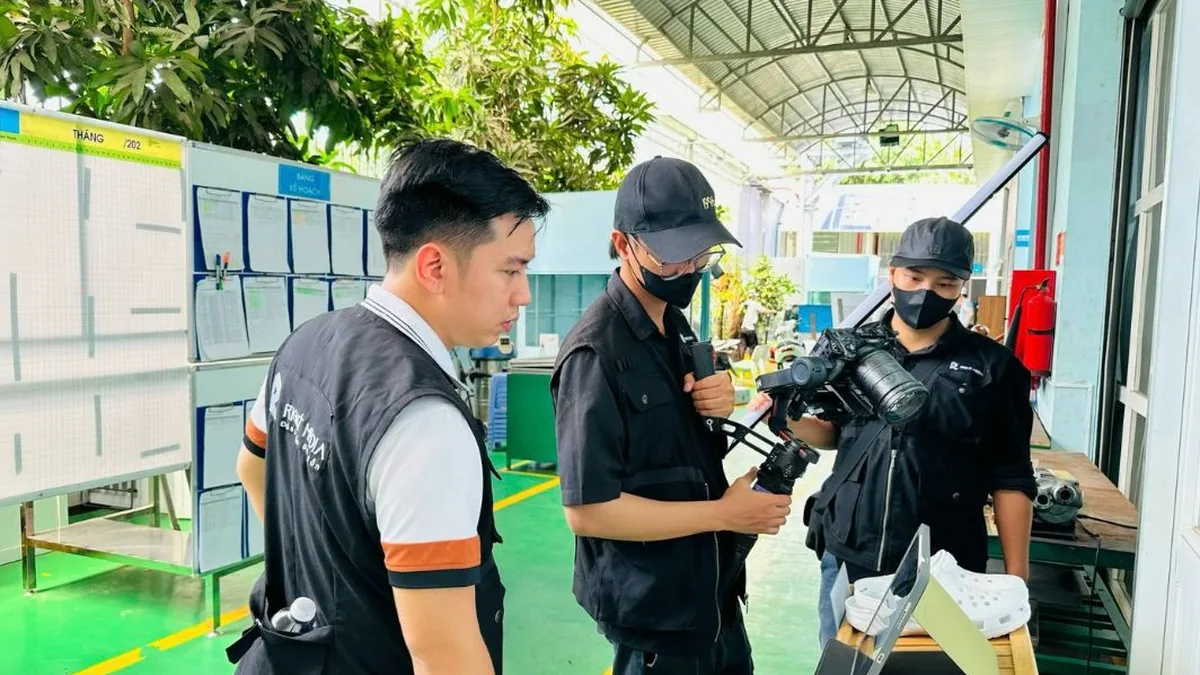 Hậu trường team Right Media tại nhà máy Hoàng Kim