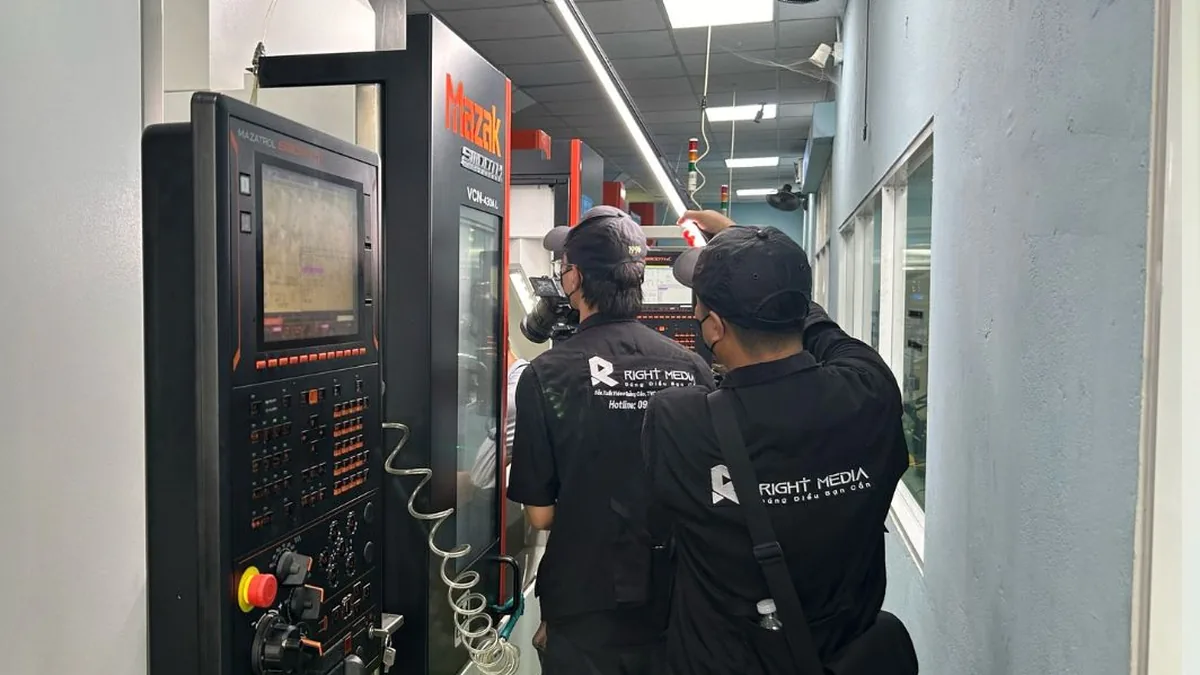 Team quay phim tác nghiệp tại nhà máy Hoàng Kim
