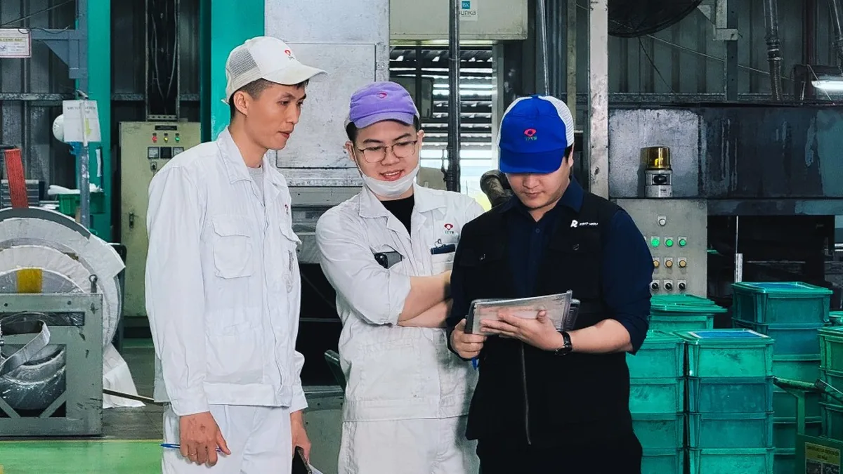 Ê-kíp Right Media làm việc tại nhà máy Tanaka