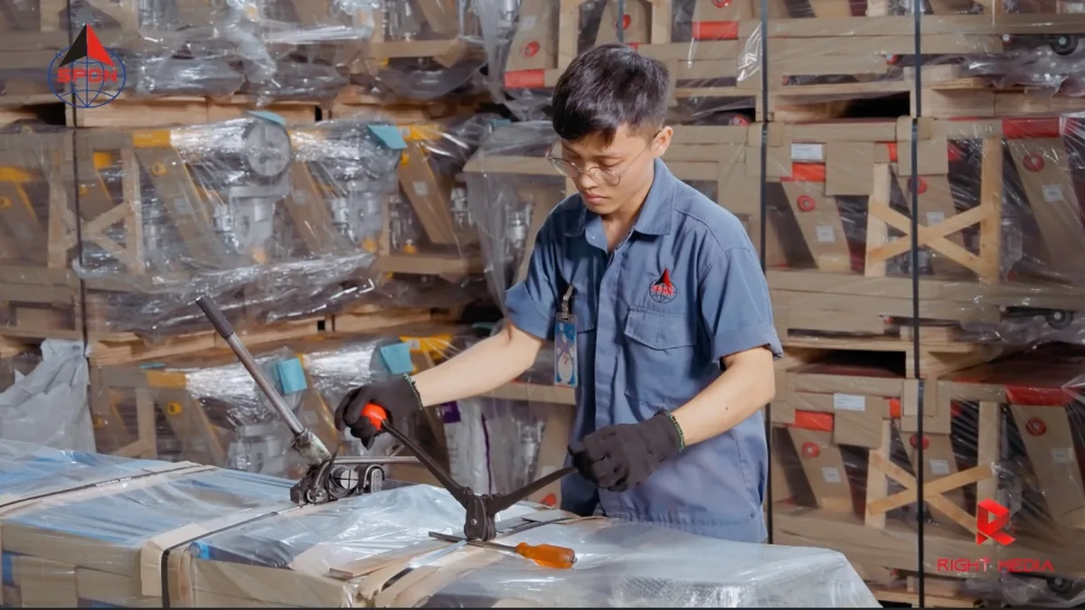 Công nhân SPON gia công linh kiện xe nâng trong nhà xưởng