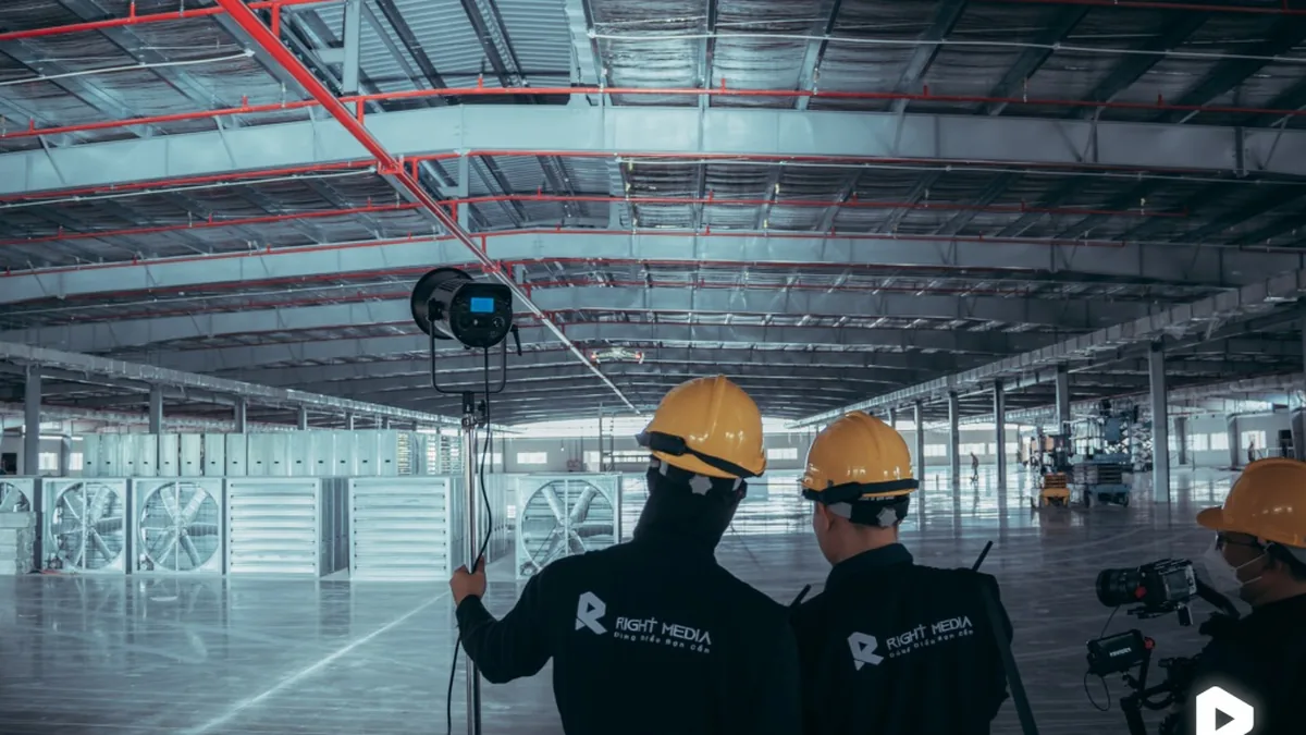 Right Media's crew filmed at Phuc Thinh's construction site.