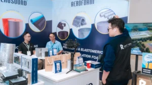 Ê-kíp Right Media chuẩn bị thiết bị tại khu triển lãm