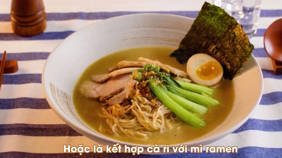Bát mì ramen chan xốt cà ri House Foods kèm trứng lòng đào