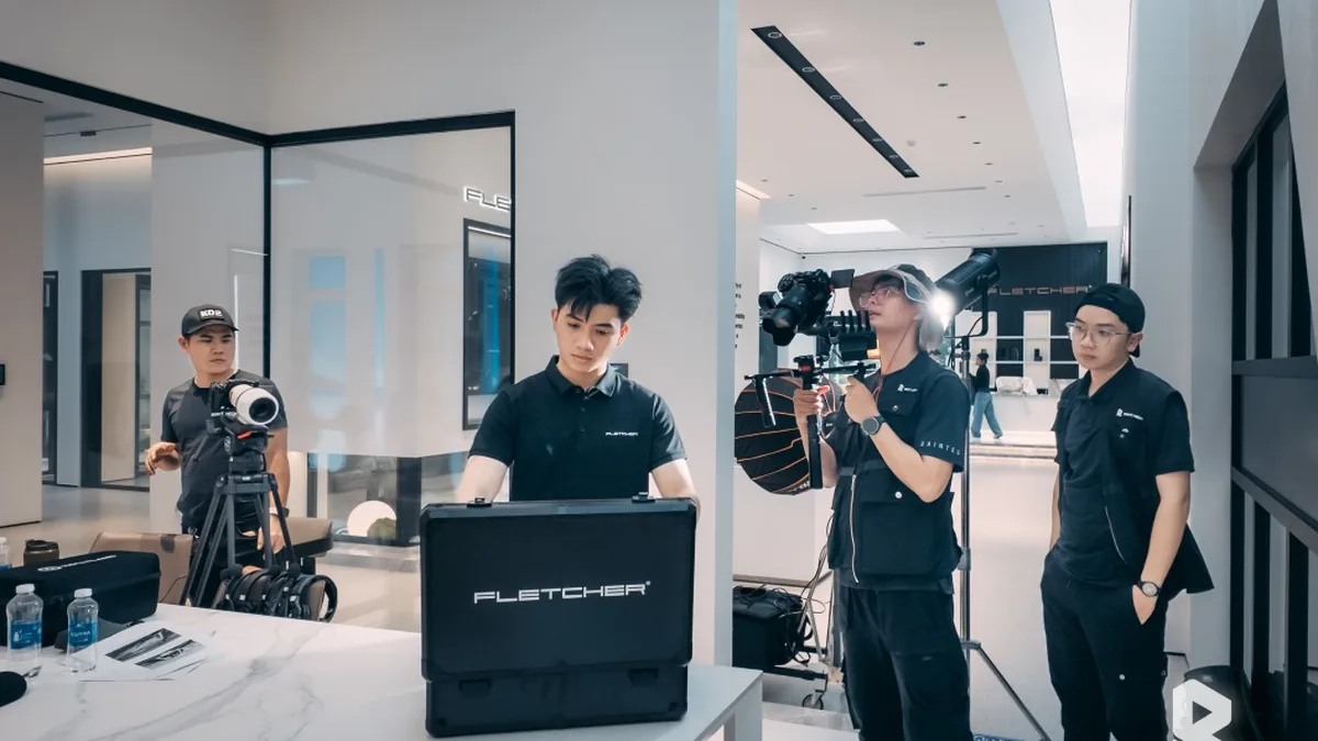 Ê-kíp Right Media ghi hình trong showroom Fletcher Việt Nam