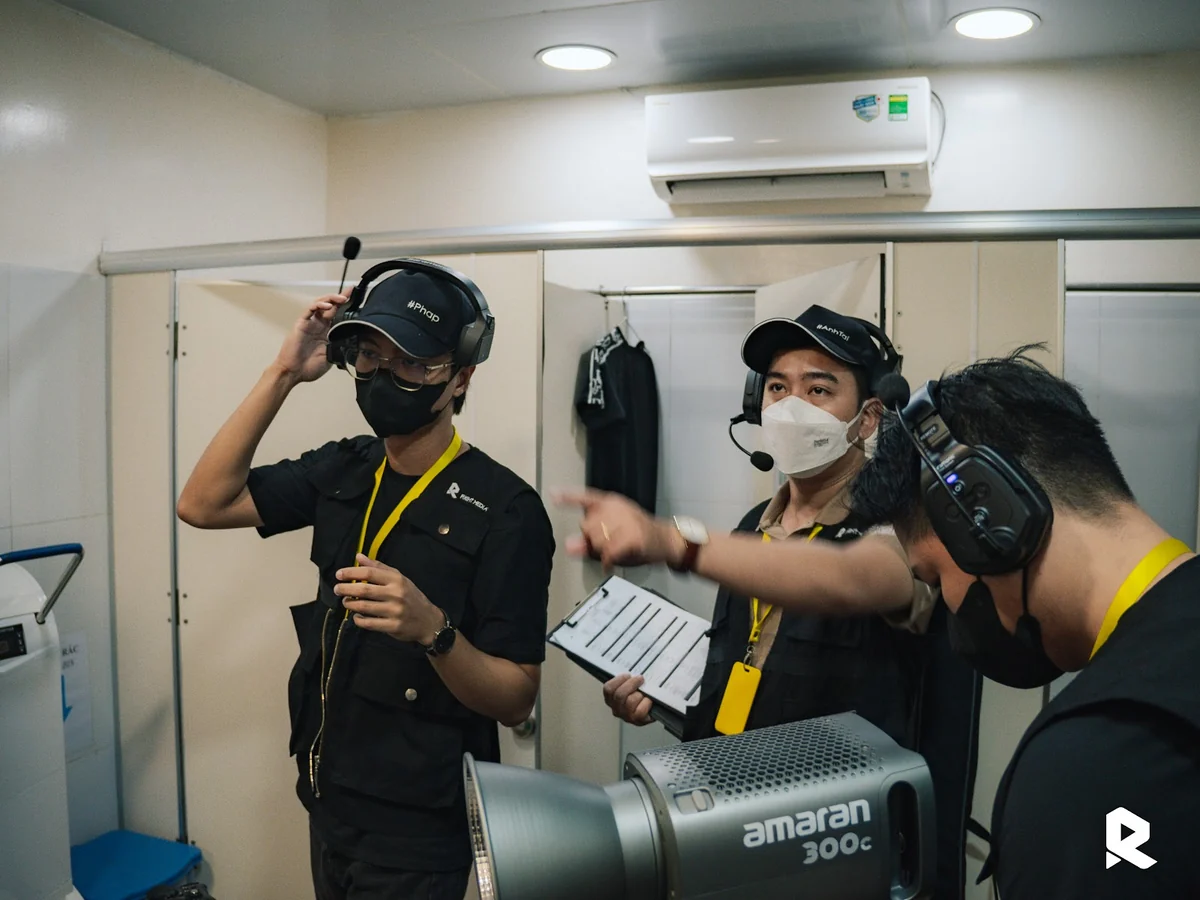 Ê-kíp Right Media set-up đèn trong xưởng sản xuất ABC Bakery