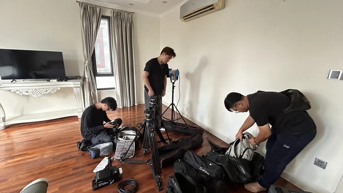 Prepare the equipment at the apartment to be used as a filming location for CKD.