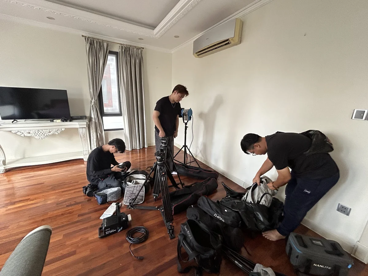Chuẩn bị thiết bị tại bối cảnh nhà ở cho dự án video review CKD