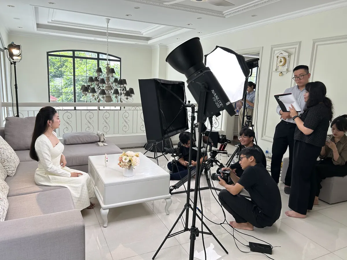 Ê-kíp Right Media theo dõi khung hình trong lúc KOL trình bày sản phẩm