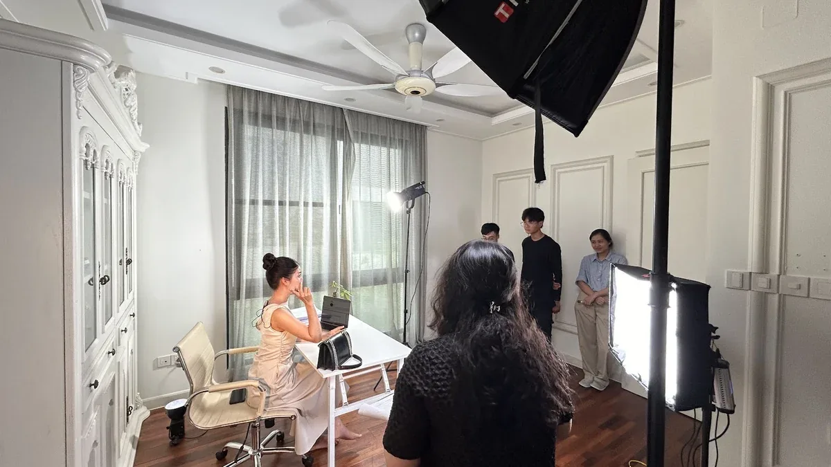 The living room setting was recreated to serve as a filming location for a cosmetics review video.