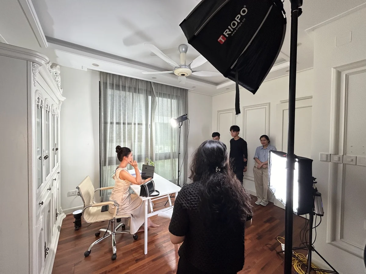 Bối cảnh phòng khách được dựng lại làm trường quay cho video review mỹ phẩm