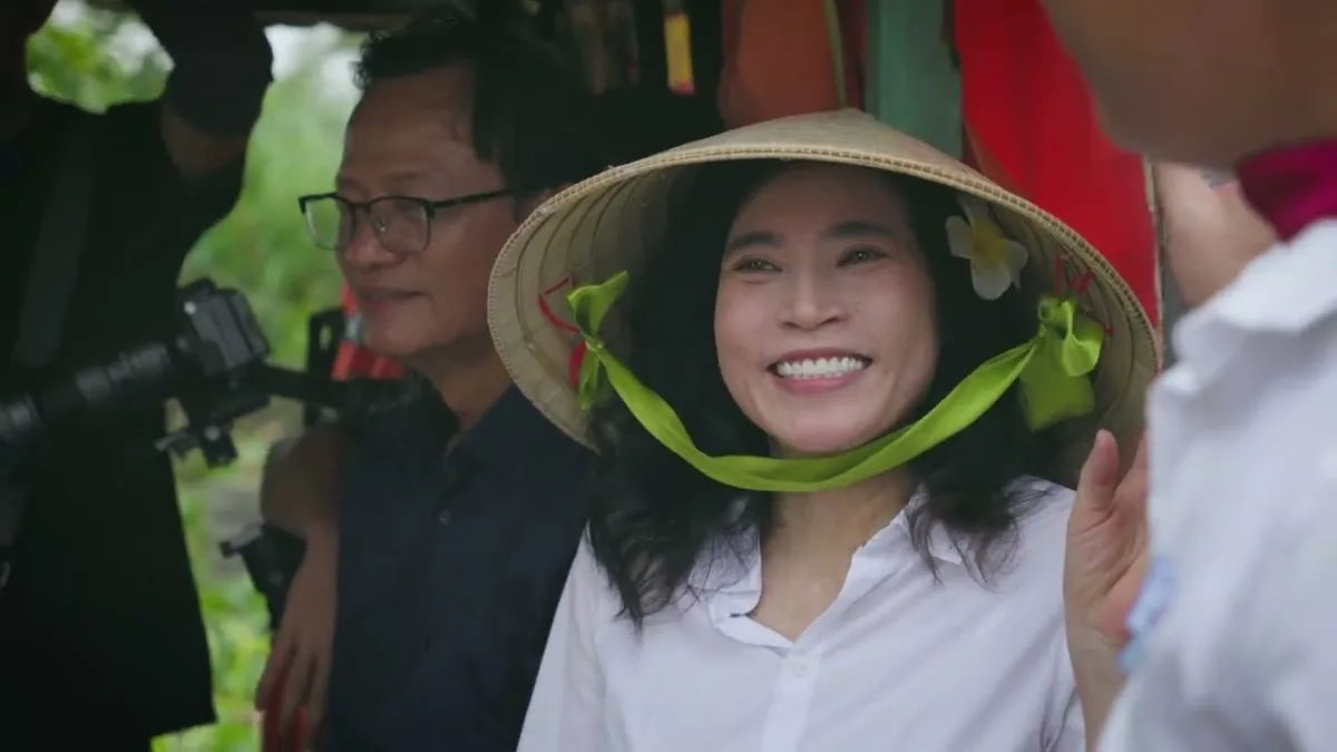 在专辑《Doi Da Vang》(金石人生)的音乐视频拍摄现场,演员们戴着锥形帽。