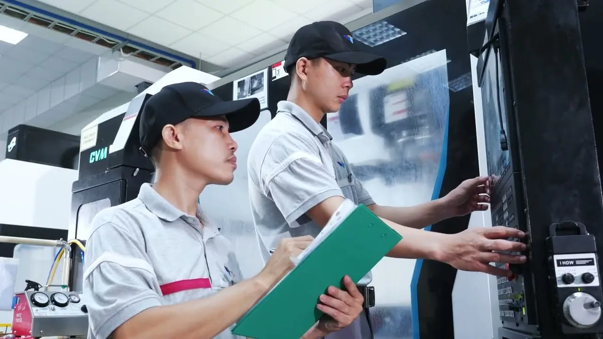 Kỹ thuật viên vận hành máy CNC trong profile video song ngữ Việt Nhật