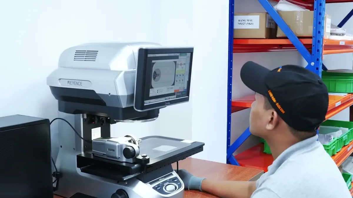 Máy đo quang học kiểm tra dung sai tại công ty Việt Nhật