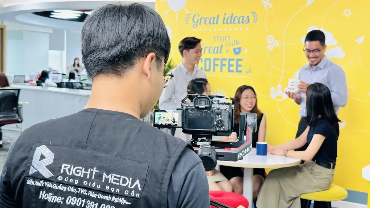 Right Media 的摄制组拍摄了远东聚酯公司办公室员工的画面。