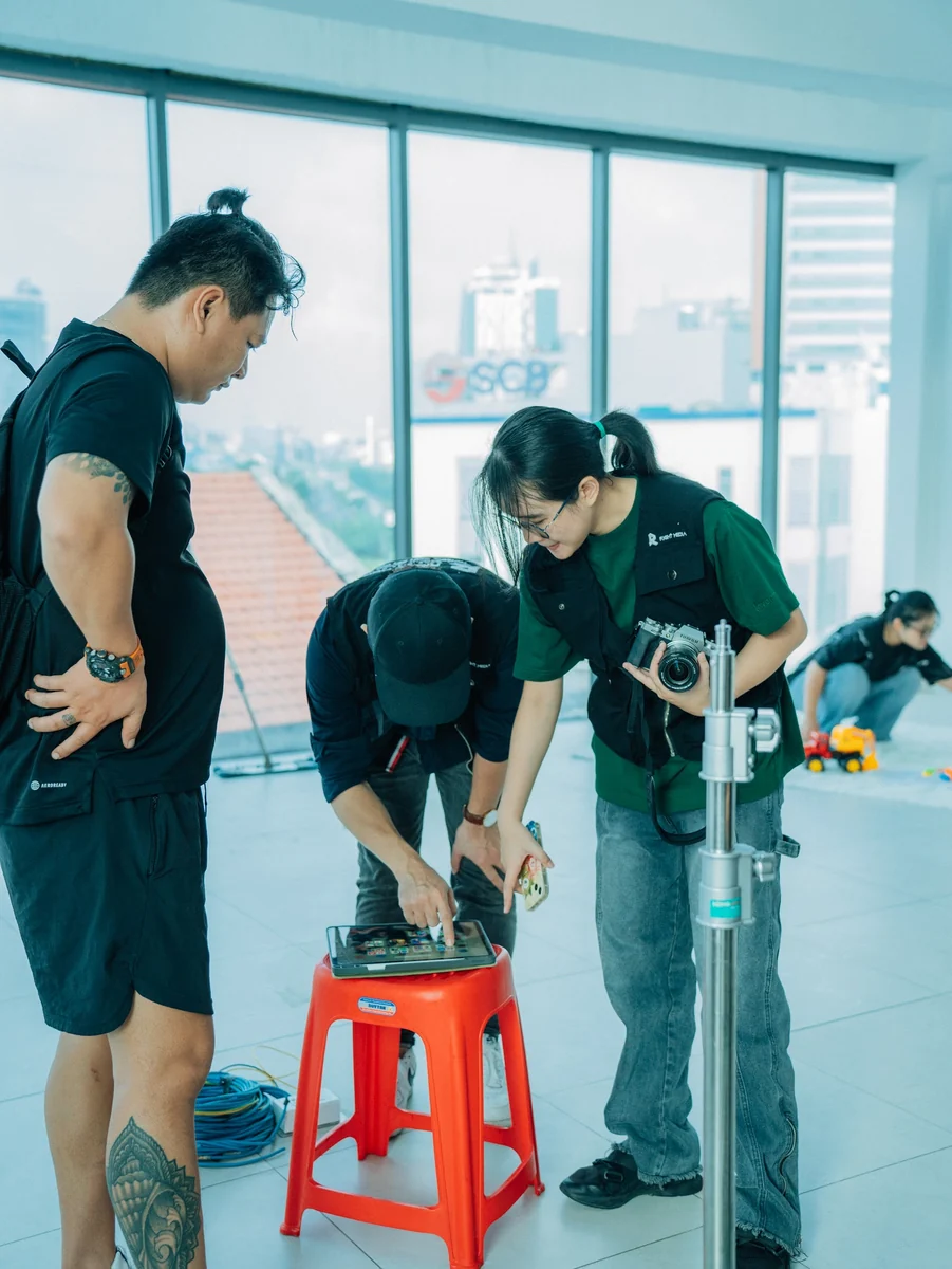 Kiểm tra ánh sáng trước khi ghi hình testimonial video tổng thầu xây dựng