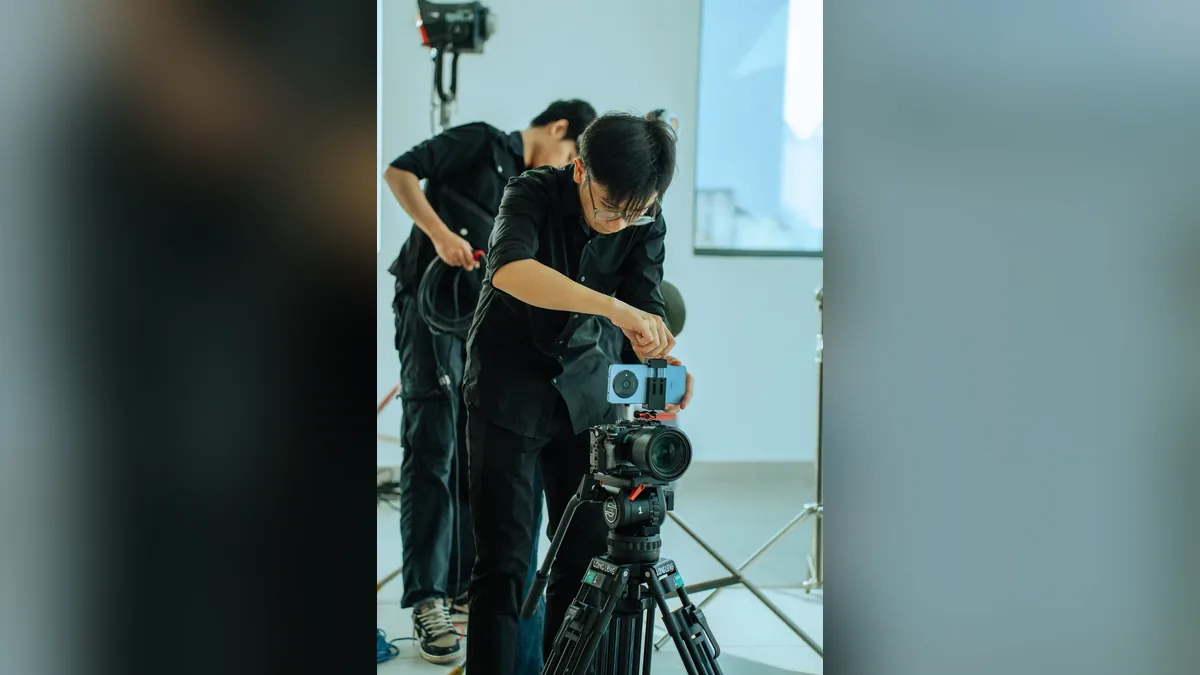Dựng máy quay và chân máy trong văn phòng GLC