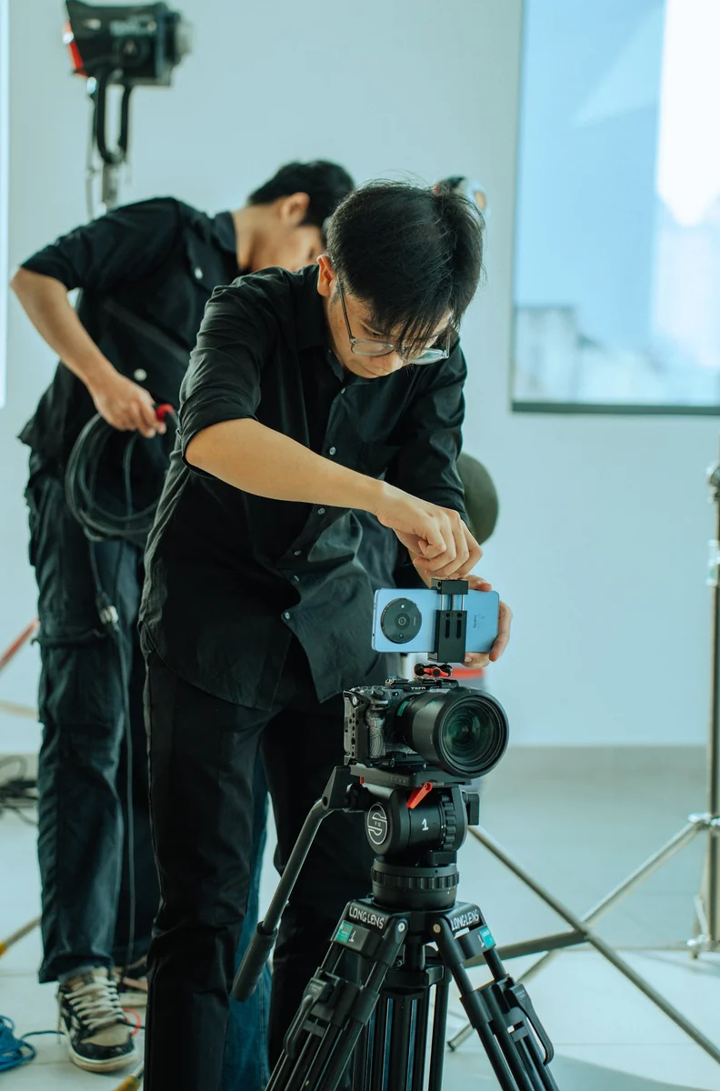 Set-up máy quay và chân máy trong không gian văn phòng GLC
