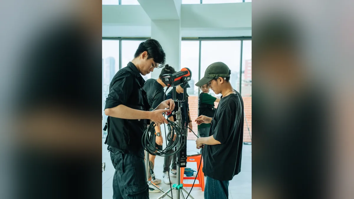 Ê-kíp Right Media chuẩn bị thiết bị thu âm cho buổi phỏng vấn