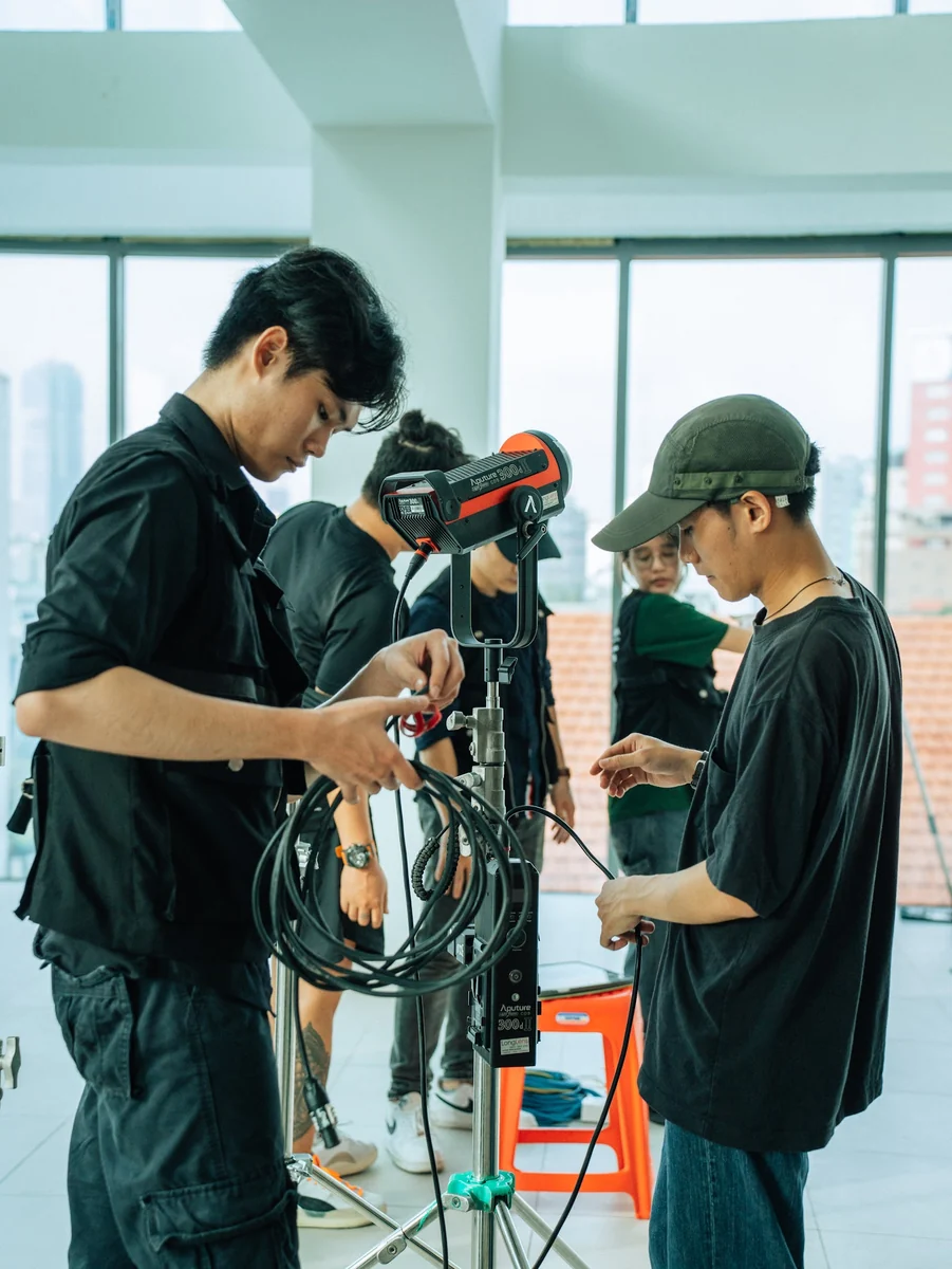 Đội ngũ Right Media chuẩn bị thiết bị thu âm cho buổi phỏng vấn