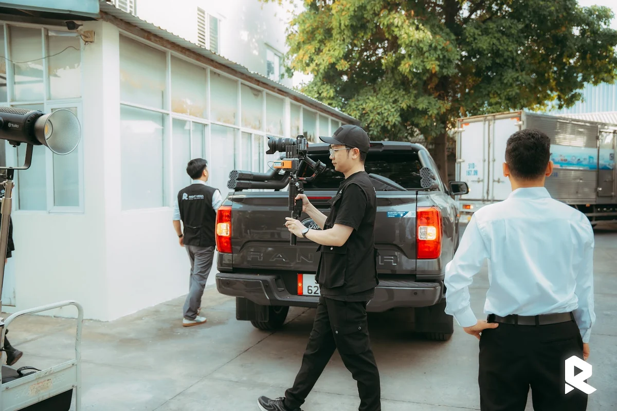Ê-kíp Right Media ghi hình ngoại cảnh tại trụ sở Nam Việt Group