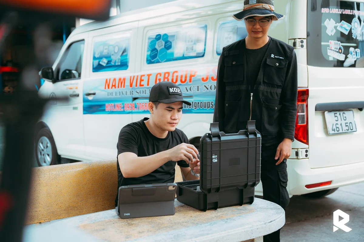 Chuẩn bị thiết bị bên xe thương hiệu Nam Việt Group trước buổi quay