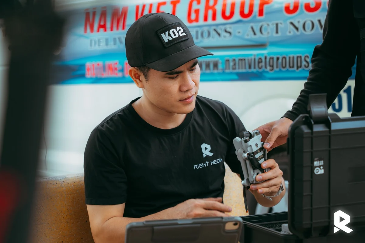 Quay viên Right Media kiểm tra máy trước cảnh quay sản phẩm