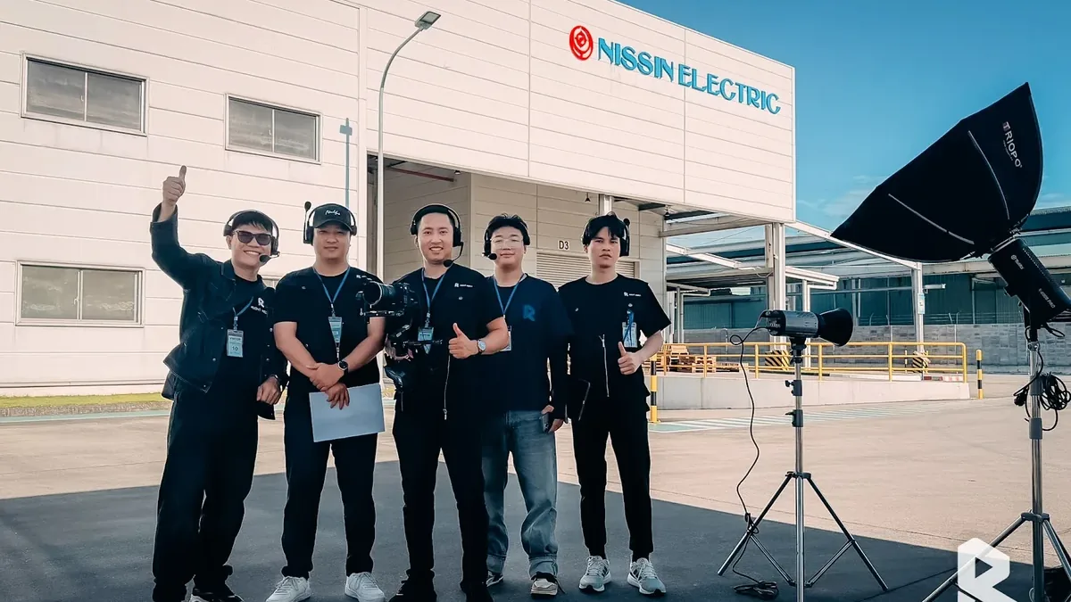 拍摄前，Right Media 摄制组和日新电气代表在工厂合影。