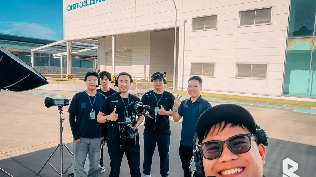 剧组人员正在日新电器工厂准备第二天的拍摄设备。
