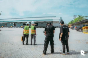 Ê-kíp Right Media khảo sát bối cảnh ngoài công trường trong dự án ProMETAL