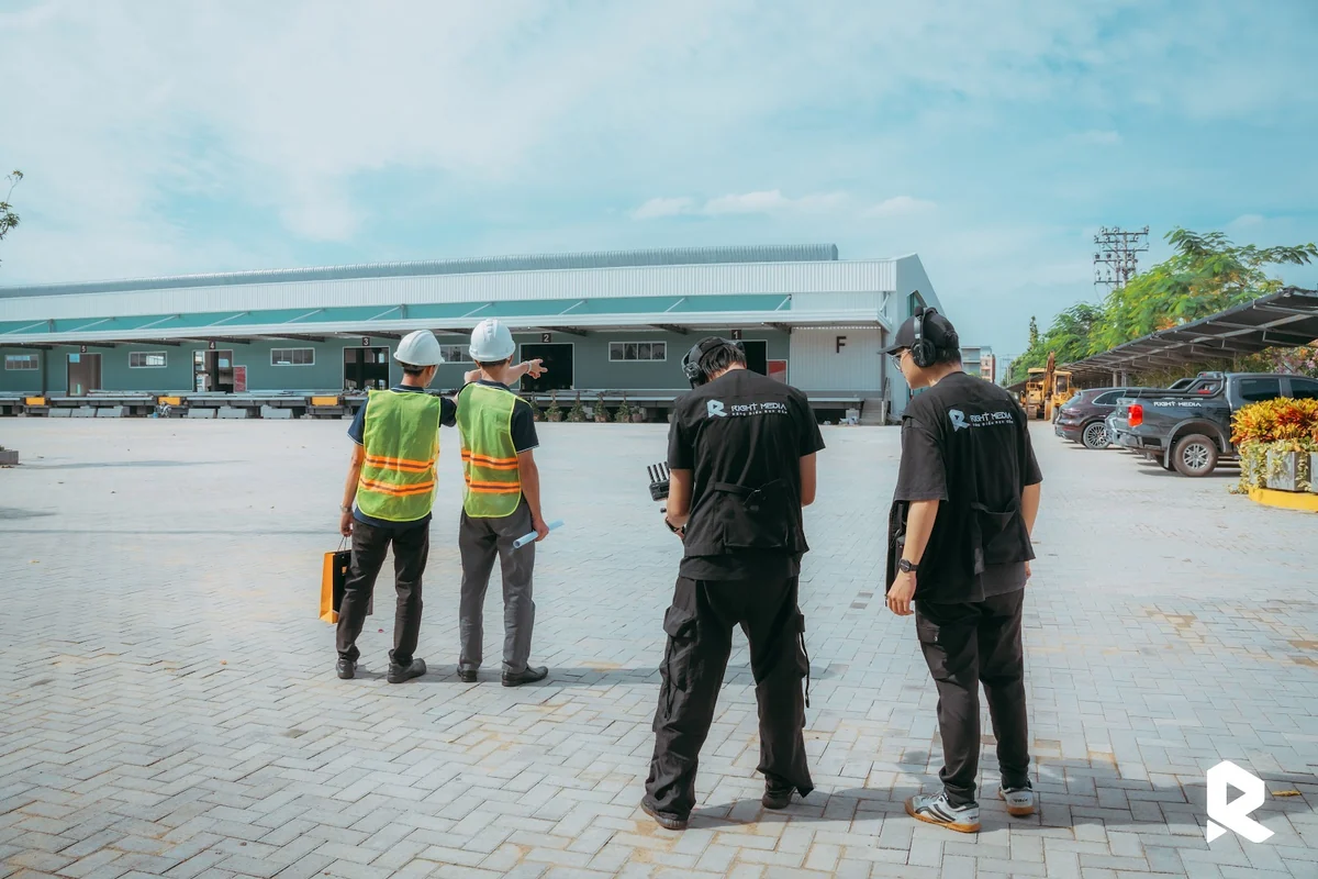 Ê-kíp Right Media khảo sát bối cảnh ngoài công trường trong dự án ProMETAL