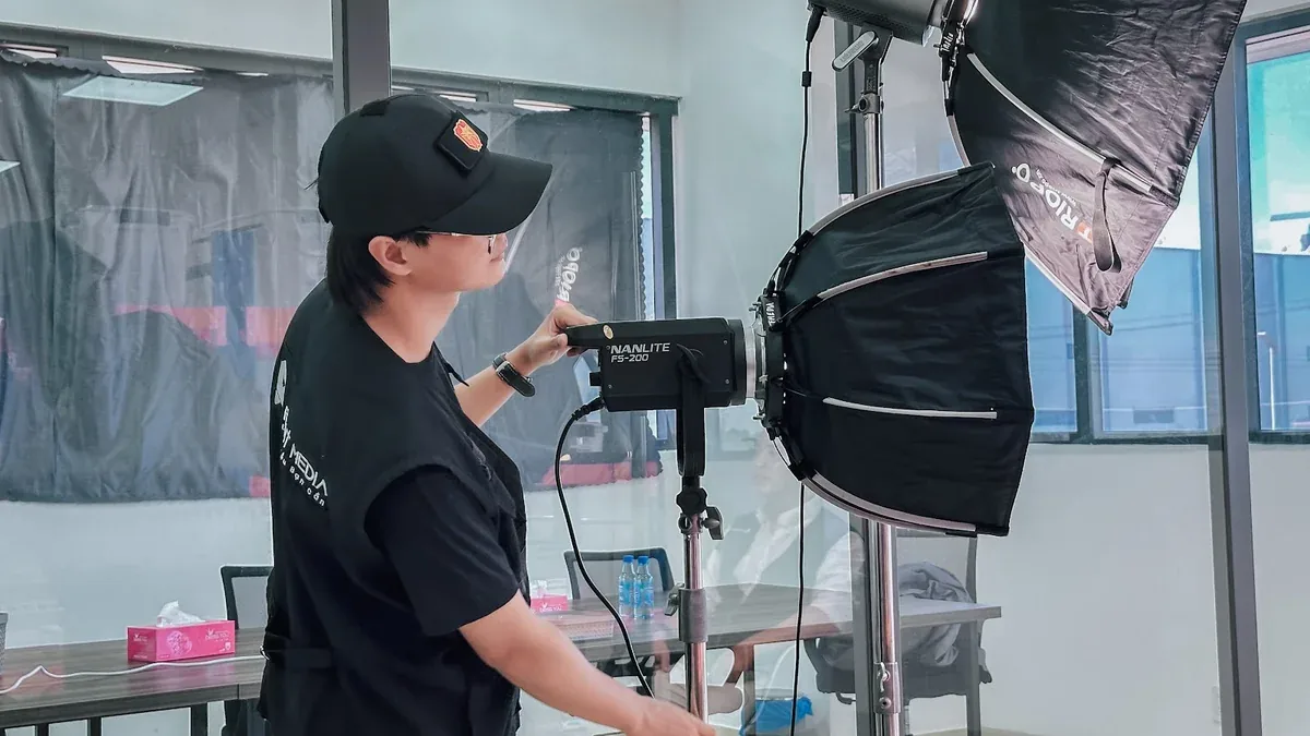 Dựng đèn cho buổi phỏng vấn testimonial tại khu công nghiệp SLP