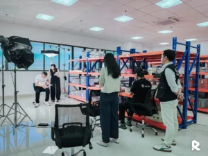 Ekip Right Media quay testimonial video khu công nghiệp trong kho hàng của SLP