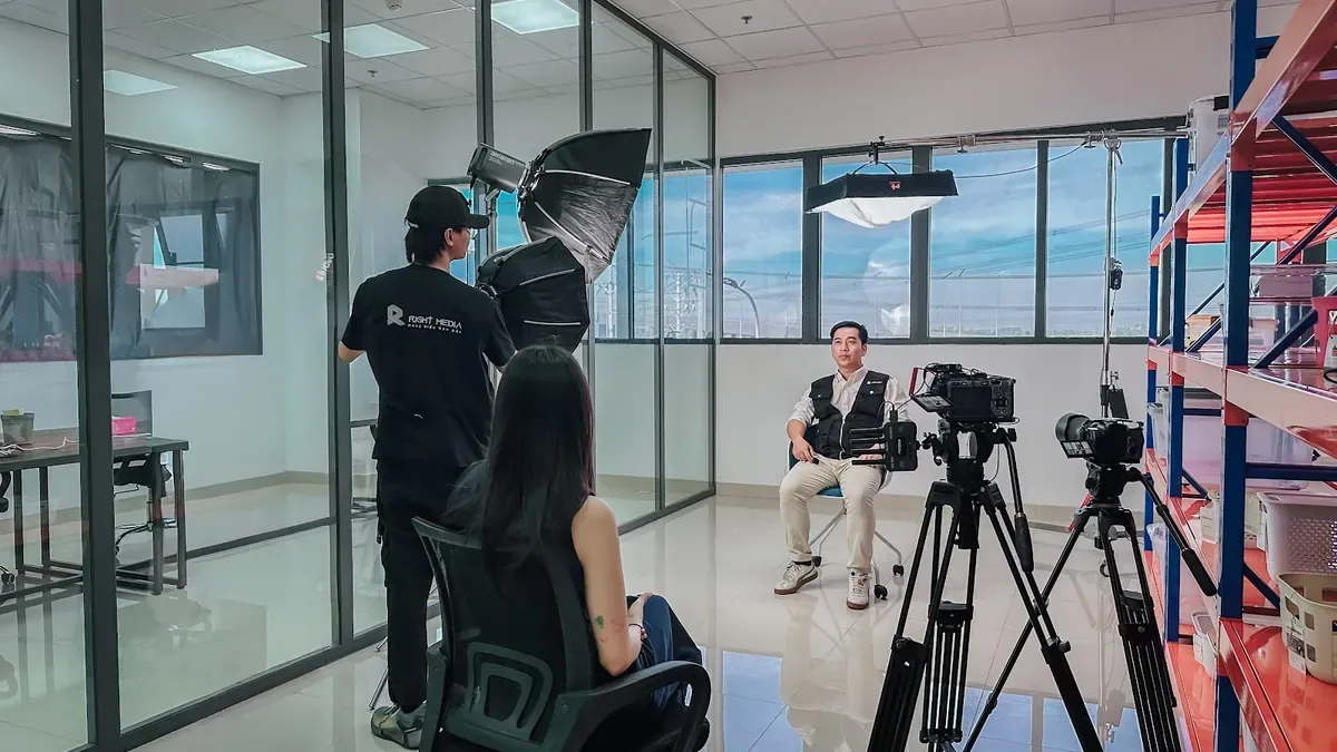 Ghi hình testimonial video khu công nghiệp giữa các kệ hàng của khách thuê SLP