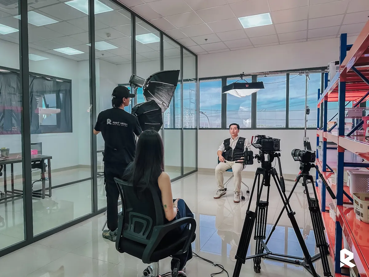 Buổi phỏng vấn khách hàng SLP với đèn softbox đặt giữa các kệ hàng
