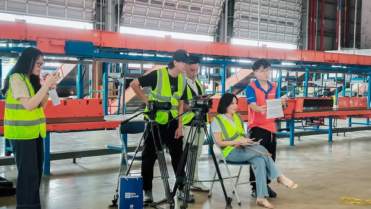 Ê-kíp mặc áo phản quang ghi hình bên trong nhà xưởng tại SLP Park