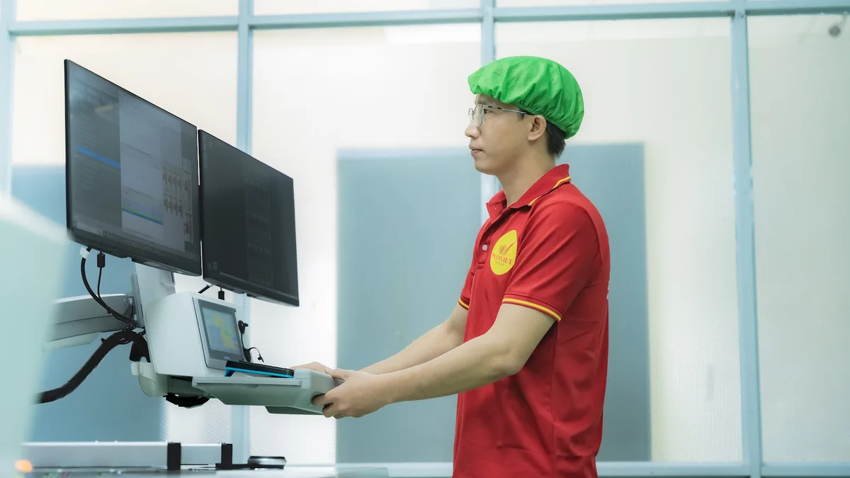 Chụp ảnh doanh nghiệp Nam Việt Group: công nhân vận hành máy in nhãn